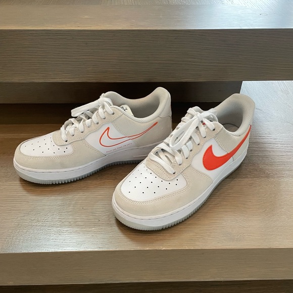 Nike Women’s Air Force 1 ‘07 SE ‘First Use Cream’ size 7.5 in White/Orange - Picture 2 of 8